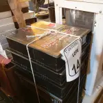 LOTE 145 - 01 LOTE COM DIVERSAS FITAS VHS. (NO ESTADO) ATENÇÃO! FAZER A VISITAÇÃO ANTES DE ARREMATAR, NÃO SABEMOS SE FUNCIONA. LEILÃO NÃO TEM GARANTIA E NEM DEVOLUÇÃO, SUJEITO A POSSÍVEIS AVARIAS VISÍVEIS/OCULTAS E/OU AUSÊNCIA DE COMPONENTES.