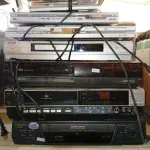 LOTE 202 - 03 APARELHOS VHS E 06 APARELHOS DVDS. (NO ESTADO) ATENÇÃO! FAZER A VISITAÇÃO ANTES DE ARREMATAR, NÃO SABEMOS SE FUNCIONA. LEILÃO NÃO TEM GARANTIA E NEM DEVOLUÇÃO, SUJEITO A POSSÍVEIS AVARIAS VISÍVEIS/OCULTAS E/OU AUSÊNCIA DE COMPONENTES.