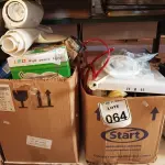 LOTE 064 - 01 LOTE COM DIVERSAS LÂMPADAS, CHUVEIROS E MATERIAIS ELÉTRICOS. (NO ESTADO) ATENÇÃO! FAZER A VISITAÇÃO ANTES DE ARREMATAR, NÃO SABEMOS SE FUNCIONA. LEILÃO NÃO TEM GARANTIA E NEM DEVOLUÇÃO, SUJEITO A POSSÍVEIS AVARIAS VISÍVEIS/OCULTAS E/OU AUSÊNCIA DE COMPONENTES.