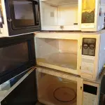 LOTE 150 - 03 MICRO-ONDAS MARCAS E MODELOS DIVERSOS, SENDO 01 SEM PRATO. (NO ESTADO) ATENÇÃO! FAZER A VISITAÇÃO ANTES DE ARREMATAR, NÃO SABEMOS SE FUNCIONA. LEILÃO NÃO TEM GARANTIA E NEM DEVOLUÇÃO, SUJEITO A POSSÍVEIS AVARIAS VISÍVEIS/OCULTAS E/OU AUSÊNCIA DE COMPONENTES.