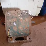 LOTE 566 - 01 MOTOR ELÉTRICO ANTIGO. (NO ESTADO) ATENÇÃO! FAZER A VISITAÇÃO ANTES DE ARREMATAR, NÃO SABEMOS SE FUNCIONA. LEILÃO NÃO TEM GARANTIA E NEM DEVOLUÇÃO, SUJEITO A POSSÍVEIS AVARIAS VISÍVEIS/OCULTAS E/OU AUSÊNCIA DE COMPONENTES.