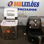 LOTE 027 - 01 MÁQUINA DE GELO PHILCO 127V E 01 AIRFRYER MONDIAL. (NO ESTADO) ATENÇÃO! FAZER A VISITAÇÃO ANTES DE ARREMATAR, NÃO SABEMOS SE FUNCIONA. LEILÃO NÃO TEM GARANTIA E NEM DEVOLUÇÃO, SUJEITO A POSSÍVEIS AVARIAS VISÍVEIS/OCULTAS E/OU AUSÊNCIA DE COMPONENTES.