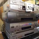 LOTE 139 - 03 APARELHOS DVDS E 03 VHS MARCA E MODELOS DIVERSOS. (NO ESTADO) ATENÇÃO! FAZER A VISITAÇÃO ANTES DE ARREMATAR, NÃO SABEMOS SE FUNCIONA. LEILÃO NÃO TEM GARANTIA E NEM DEVOLUÇÃO, SUJEITO A POSSÍVEIS AVARIAS VISÍVEIS/OCULTAS E/OU AUSÊNCIA DE COMPONENTES.