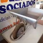 LOTE 205 - 01 CARRINHO DE MÃO REFORÇADO. (NO ESTADO) ATENÇÃO! FAZER A VISITAÇÃO ANTES DE ARREMATAR, NÃO SABEMOS SE FUNCIONA. LEILÃO NÃO TEM GARANTIA E NEM DEVOLUÇÃO, SUJEITO A POSSÍVEIS AVARIAS VISÍVEIS/OCULTAS E/OU AUSÊNCIA DE COMPONENTES.