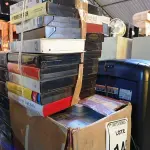 LOTE 145 - 01 LOTE COM DIVERSAS FITAS VHS. (NO ESTADO) ATENÇÃO! FAZER A VISITAÇÃO ANTES DE ARREMATAR, NÃO SABEMOS SE FUNCIONA. LEILÃO NÃO TEM GARANTIA E NEM DEVOLUÇÃO, SUJEITO A POSSÍVEIS AVARIAS VISÍVEIS/OCULTAS E/OU AUSÊNCIA DE COMPONENTES.