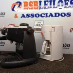 LOTE 035 - 02 CAFETEIRAS ELÉTRICAS. (NO ESTADO) ATENÇÃO! FAZER A VISITAÇÃO ANTES DE ARREMATAR, NÃO SABEMOS SE FUNCIONA. LEILÃO NÃO TEM GARANTIA E NEM DEVOLUÇÃO, SUJEITO A POSSÍVEIS AVARIAS VISÍVEIS/OCULTAS E/OU AUSÊNCIA DE COMPONENTES.