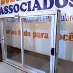 LOTE 563 - 01 JANELA COR TRAD PRONTA 120X100 S/G REQ12(1F1M) HAIALA NOVO. (NO ESTADO) ATENÇÃO! FAZER A VISITAÇÃO ANTES DE ARREMATAR, NÃO SABEMOS SE FUNCIONA. LEILÃO NÃO TEM GARANTIA E NEM DEVOLUÇÃO, SUJEITO A POSSÍVEIS AVARIAS VISÍVEIS/OCULTAS E/OU AUSÊNCIA DE COMPONENTES.