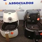 LOTE 051 - 02 AIR FRYES MARCAS E MODELOS DIVERSOS. (NO ESTADO) ATENÇÃO! FAZER A VISITAÇÃO ANTES DE ARREMATAR, NÃO SABEMOS SE FUNCIONA. LEILÃO NÃO TEM GARANTIA E NEM DEVOLUÇÃO, SUJEITO A POSSÍVEIS AVARIAS VISÍVEIS/OCULTAS E/OU AUSÊNCIA DE COMPONENTES.