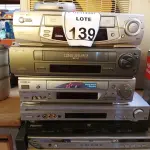 LOTE 139 - 03 APARELHOS DVDS E 03 VHS MARCA E MODELOS DIVERSOS. (NO ESTADO) ATENÇÃO! FAZER A VISITAÇÃO ANTES DE ARREMATAR, NÃO SABEMOS SE FUNCIONA. LEILÃO NÃO TEM GARANTIA E NEM DEVOLUÇÃO, SUJEITO A POSSÍVEIS AVARIAS VISÍVEIS/OCULTAS E/OU AUSÊNCIA DE COMPONENTES.