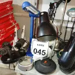 LOTE 045 - 01 LOTE COM DIVERSOS ABAJURES. (NO ESTADO) ATENÇÃO! FAZER A VISITAÇÃO ANTES DE ARREMATAR, NÃO SABEMOS SE FUNCIONA. LEILÃO NÃO TEM GARANTIA E NEM DEVOLUÇÃO, SUJEITO A POSSÍVEIS AVARIAS VISÍVEIS/OCULTAS E/OU AUSÊNCIA DE COMPONENTES.
