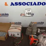 LOTE 169 - 01 LOTE COM DIVERSOS FILTROS DE ÓLEOS P/ VEÍCULOS, 01 FONTE ESTABILIZADORA 12V, PEÇAS P/ MOTOR ELÉTRICO E 01 CAIXA DE PARAFUSO. (NO ESTADO) ATENÇÃO! FAZER A VISITAÇÃO ANTES DE ARREMATAR, NÃO SABEMOS SE FUNCIONA. LEILÃO NÃO TEM GARANTIA E NEM DEVOLUÇÃO, SUJEITO A POSSÍVEIS AVARIAS VISÍVEIS/OCULTAS E/OU AUSÊNCIA DE COMPONENTES.