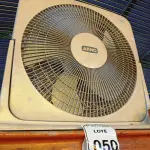 LOTE 050 - 02 VENTILADORES ARNO. (NO ESTADO) ATENÇÃO! FAZER A VISITAÇÃO ANTES DE ARREMATAR, NÃO SABEMOS SE FUNCIONA. LEILÃO NÃO TEM GARANTIA E NEM DEVOLUÇÃO, SUJEITO A POSSÍVEIS AVARIAS VISÍVEIS/OCULTAS E/OU AUSÊNCIA DE COMPONENTES.
