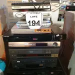LOTE 194 - 02 APARELHOS VHS E 07 APARELHOS DVDS MARCAS E MODELOS DIVERSOS. (NO ESTADO) ATENÇÃO! FAZER A VISITAÇÃO ANTES DE ARREMATAR, NÃO SABEMOS SE FUNCIONA. LEILÃO NÃO TEM GARANTIA E NEM DEVOLUÇÃO, SUJEITO A POSSÍVEIS AVARIAS VISÍVEIS/OCULTAS E/OU AUSÊNCIA DE COMPONENTES.