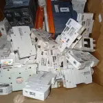 LOTE 075 - 01 CAIXA DIVERSOS DISJUNTORES. (NO ESTADO) ATENÇÃO! FAZER A VISITAÇÃO ANTES DE ARREMATAR, NÃO SABEMOS SE FUNCIONA. LEILÃO NÃO TEM GARANTIA E NEM DEVOLUÇÃO, SUJEITO A POSSÍVEIS AVARIAS VISÍVEIS/OCULTAS E/OU AUSÊNCIA DE COMPONENTES.