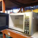 LOTE 110 - 01 MICRO-ONDAS ELECTROLUX. (NO ESTADO) ATENÇÃO! FAZER A VISITAÇÃO ANTES DE ARREMATAR, NÃO SABEMOS SE FUNCIONA. LEILÃO NÃO TEM GARANTIA E NEM DEVOLUÇÃO, SUJEITO A POSSÍVEIS AVARIAS VISÍVEIS/OCULTAS E/OU AUSÊNCIA DE COMPONENTES.