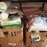 LOTE 064 - 01 LOTE COM DIVERSAS LÂMPADAS, CHUVEIROS E MATERIAIS ELÉTRICOS. (NO ESTADO) ATENÇÃO! FAZER A VISITAÇÃO ANTES DE ARREMATAR, NÃO SABEMOS SE FUNCIONA. LEILÃO NÃO TEM GARANTIA E NEM DEVOLUÇÃO, SUJEITO A POSSÍVEIS AVARIAS VISÍVEIS/OCULTAS E/OU AUSÊNCIA DE COMPONENTES.