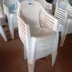 LOTE 597 - 08 CADEIRAS DE PLÁSTICO. (NO ESTADO) ATENÇÃO! FAZER A VISITAÇÃO ANTES DE ARREMATAR, NÃO SABEMOS SE FUNCIONA. LEILÃO NÃO TEM GARANTIA E NEM DEVOLUÇÃO, SUJEITO A POSSÍVEIS AVARIAS VISÍVEIS/OCULTAS E/OU AUSÊNCIA DE COMPONENTES.