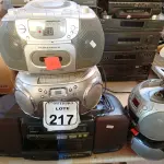 LOTE 217 - 01 LOTE C/DIVERSOS APARELHOS DVDS E TOCA FITAS MARCAS E MODELOS DIVERSOS C/AVARIAS. (NO ESTADO) ATENÇÃO! FAZER A VISITAÇÃO ANTES DE ARREMATAR, NÃO SABEMOS SE FUNCIONA. LEILÃO NÃO TEM GARANTIA E NEM DEVOLUÇÃO, SUJEITO A POSSÍVEIS AVARIAS VISÍVEIS/OCULTAS E/OU AUSÊNCIA DE COMPONENTES.