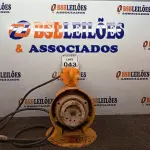 LOTE 043 - 01 MOTOR ELÉTRICO.  (NO ESTADO) ATENÇÃO! FAZER A VISITAÇÃO ANTES DE ARREMATAR, NÃO SABEMOS SE FUNCIONA. LEILÃO NÃO TEM GARANTIA E NEM DEVOLUÇÃO, SUJEITO A POSSÍVEIS AVARIAS VISÍVEIS/OCULTAS E/OU AUSÊNCIA DE COMPONENTES.