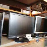 LOTE 070 - 08 MONITORES DIVERSOS COM AVARIAS. (NO ESTADO) ATENÇÃO! FAZER A VISITAÇÃO ANTES DE ARREMATAR, NÃO SABEMOS SE FUNCIONA. LEILÃO NÃO TEM GARANTIA E NEM DEVOLUÇÃO, SUJEITO A POSSÍVEIS AVARIAS VISÍVEIS/OCULTAS E/OU AUSÊNCIA DE COMPONENTES.
