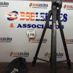 LOTE 179 - 01 TRIPÉ P/ CÂMERA FOTOGRÁFICA. (NO ESTADO) ATENÇÃO! FAZER A VISITAÇÃO ANTES DE ARREMATAR, NÃO SABEMOS SE FUNCIONA. LEILÃO NÃO TEM GARANTIA E NEM DEVOLUÇÃO, SUJEITO A POSSÍVEIS AVARIAS VISÍVEIS/OCULTAS E/OU AUSÊNCIA DE COMPONENTES.