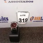 LOTE 319 - 01 RELÓGIO DE PULSO. (NO ESTADO) ATENÇÃO! FAZER A VISITAÇÃO ANTES DE ARREMATAR, NÃO SABEMOS SE FUNCIONA. LEILÃO NÃO TEM GARANTIA E NEM DEVOLUÇÃO, SUJEITO A POSSÍVEIS AVARIAS VISÍVEIS/OCULTAS E/OU AUSÊNCIA DE COMPONENTES.