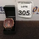 LOTE 305 - 01 RELÓGIO DE PULSO. (NO ESTADO) ATENÇÃO! FAZER A VISITAÇÃO ANTES DE ARREMATAR, NÃO SABEMOS SE FUNCIONA. LEILÃO NÃO TEM GARANTIA E NEM DEVOLUÇÃO, SUJEITO A POSSÍVEIS AVARIAS VISÍVEIS/OCULTAS E/OU AUSÊNCIA DE COMPONENTES.