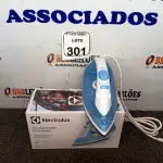 LOTE 301 - 01 FERRO DE PASSAR ROUPAS A VAPOR ELECTROLUX COR BRANCA C/ AZUL (NOVO). (NO ESTADO) ATENÇÃO! FAZER A VISITAÇÃO ANTES DE ARREMATAR, NÃO SABEMOS SE FUNCIONA. LEILÃO NÃO TEM GARANTIA E NEM DEVOLUÇÃO, SUJEITO A POSSÍVEIS AVARIAS VISÍVEIS/OCULTAS E/OU AUSÊNCIA DE COMPONENTES.
