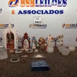 LOTE 065 - 02 CELULARES ANTIGOS E VÁRIAS IMAGENS CATÓLICAS (NO ESTADO) ATENÇÃO! FAZER A VISITAÇÃO ANTES DE ARREMATAR, NÃO SABEMOS SE FUNCIONA. LEILÃO NÃO TEM GARANTIA E NEM DEVOLUÇÃO, SUJEITO A POSSÍVEIS AVARIAS VISÍVEIS/OCULTAS E/OU AUSÊNCIA DE COMPONENTES.