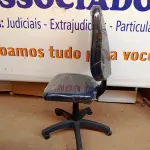 LOTE 491 - 01 CADEIRA ESTOFADA S/ BRAÇO. (NO ESTADO) ATENÇÃO! FAZER A VISITAÇÃO ANTES DE ARREMATAR, NÃO SABEMOS SE FUNCIONA. LEILÃO NÃO TEM GARANTIA E NEM DEVOLUÇÃO, SUJEITO A POSSÍVEIS AVARIAS VISÍVEIS/OCULTAS E/OU AUSÊNCIA DE COMPONENTES.