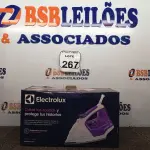 LOTE 267 - 01 FERRO DE PASSAR ROUPAS A VAPOR ELECTROLUX COR BRANCA C/ ROXO (NOVO). (NO ESTADO) ATENÇÃO! FAZER A VISITAÇÃO ANTES DE ARREMATAR, NÃO SABEMOS SE FUNCIONA. LEILÃO NÃO TEM GARANTIA E NEM DEVOLUÇÃO, SUJEITO A POSSÍVEIS AVARIAS VISÍVEIS/OCULTAS E/OU AUSÊNCIA DE COMPONENTES.