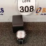 LOTE 308 - 01 RELÓGIO DE PULSO. (NO ESTADO) ATENÇÃO! FAZER A VISITAÇÃO ANTES DE ARREMATAR, NÃO SABEMOS SE FUNCIONA. LEILÃO NÃO TEM GARANTIA E NEM DEVOLUÇÃO, SUJEITO A POSSÍVEIS AVARIAS VISÍVEIS/OCULTAS E/OU AUSÊNCIA DE COMPONENTES.