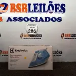LOTE 286 - 01 FERRO DE PASSAR ROUPAS A VAPOR ELECTROLUX COR BRANCA C/ AZUL (NOVO). (NO ESTADO) ATENÇÃO! FAZER A VISITAÇÃO ANTES DE ARREMATAR, NÃO SABEMOS SE FUNCIONA. LEILÃO NÃO TEM GARANTIA E NEM DEVOLUÇÃO, SUJEITO A POSSÍVEIS AVARIAS VISÍVEIS/OCULTAS E/OU AUSÊNCIA DE COMPONENTES.