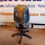 LOTE 495 - 01 CADEIRA ESTOFADA S/ BRAÇO. (NO ESTADO) ATENÇÃO! FAZER A VISITAÇÃO ANTES DE ARREMATAR, NÃO SABEMOS SE FUNCIONA. LEILÃO NÃO TEM GARANTIA E NEM DEVOLUÇÃO, SUJEITO A POSSÍVEIS AVARIAS VISÍVEIS/OCULTAS E/OU AUSÊNCIA DE COMPONENTES.