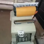 LOTE 533 - 01 TONER E 01 AUTO ENVELOPADORA. (NO ESTADO) ATENÇÃO! FAZER A VISITAÇÃO ANTES DE ARREMATAR, NÃO SABEMOS SE FUNCIONA. LEILÃO NÃO TEM GARANTIA E NEM DEVOLUÇÃO, SUJEITO A POSSÍVEIS AVARIAS VISÍVEIS/OCULTAS E/OU AUSÊNCIA DE COMPONENTES.