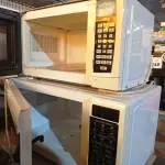 LOTE 360 - 02 MICRO-ONDAS SENDO 01 C/ PRATO. (NO ESTADO) ATENÇÃO! FAZER A VISITAÇÃO ANTES DE ARREMATAR, NÃO SABEMOS SE FUNCIONA. LEILÃO NÃO TEM GARANTIA E NEM DEVOLUÇÃO, SUJEITO A POSSÍVEIS AVARIAS VISÍVEIS/OCULTAS E/OU AUSÊNCIA DE COMPONENTES.