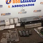 LOTE 328 - 01 APARELHO DVD, DIVERSOS APARELHOS TELEFÔNICOS, 07 HDS E ELETRÔNICOS DIVERSOS. (NO ESTADO) ATENÇÃO! FAZER A VISITAÇÃO ANTES DE ARREMATAR, NÃO SABEMOS SE FUNCIONA. LEILÃO NÃO TEM GARANTIA E NEM DEVOLUÇÃO, SUJEITO A POSSÍVEIS AVARIAS VISÍVEIS/OCULTAS E/OU AUSÊNCIA DE COMPONENTES.