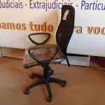 LOTE 477 - 01 CADEIRA ESTOFADA C/ BRAÇO. (NO ESTADO) ATENÇÃO! FAZER A VISITAÇÃO ANTES DE ARREMATAR, NÃO SABEMOS SE FUNCIONA. LEILÃO NÃO TEM GARANTIA E NEM DEVOLUÇÃO, SUJEITO A POSSÍVEIS AVARIAS VISÍVEIS/OCULTAS E/OU AUSÊNCIA DE COMPONENTES.