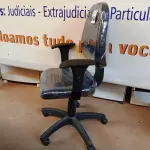 LOTE 484 - 01 CADEIRA ESTOFADA C/ BRAÇO. (NO ESTADO) ATENÇÃO! FAZER A VISITAÇÃO ANTES DE ARREMATAR, NÃO SABEMOS SE FUNCIONA. LEILÃO NÃO TEM GARANTIA E NEM DEVOLUÇÃO, SUJEITO A POSSÍVEIS AVARIAS VISÍVEIS/OCULTAS E/OU AUSÊNCIA DE COMPONENTES.