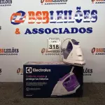 LOTE 318 - 01 FERRO A VAPOR DE PASSAR ROUPAS ELECTROLUX COR BRANCA C/ ROXO (NOVO). (NO ESTADO) ATENÇÃO! FAZER A VISITAÇÃO ANTES DE ARREMATAR, NÃO SABEMOS SE FUNCIONA. LEILÃO NÃO TEM GARANTIA E NEM DEVOLUÇÃO, SUJEITO A POSSÍVEIS AVARIAS VISÍVEIS/OCULTAS E/OU AUSÊNCIA DE COMPONENTES.
