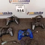 LOTE 314 - 05 JOYSTICKS DE GAMES MARCAS E MODELOS DIVERSOS. (NO ESTADO) ATENÇÃO! FAZER A VISITAÇÃO ANTES DE ARREMATAR, NÃO SABEMOS SE FUNCIONA. LEILÃO NÃO TEM GARANTIA E NEM DEVOLUÇÃO, SUJEITO A POSSÍVEIS AVARIAS VISÍVEIS/OCULTAS E/OU AUSÊNCIA DE COMPONENTES.