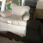 LOTE 529 - 03 POLTRONAS DIVERSAS. (NO ESTADO) ATENÇÃO! FAZER A VISITAÇÃO ANTES DE ARREMATAR, NÃO SABEMOS SE FUNCIONA. LEILÃO NÃO TEM GARANTIA E NEM DEVOLUÇÃO, SUJEITO A POSSÍVEIS AVARIAS VISÍVEIS/OCULTAS E/OU AUSÊNCIA DE COMPONENTES.