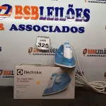 LOTE 325 - 01 FERRO DE PASSAR ROUPAS A VAPOR ELECTROLUX COR BRANCA C/ AZUL (NOVO). (NO ESTADO) ATENÇÃO! FAZER A VISITAÇÃO ANTES DE ARREMATAR, NÃO SABEMOS SE FUNCIONA. LEILÃO NÃO TEM GARANTIA E NEM DEVOLUÇÃO, SUJEITO A POSSÍVEIS AVARIAS VISÍVEIS/OCULTAS E/OU AUSÊNCIA DE COMPONENTES.