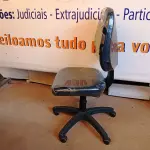 LOTE 489 - 01 CADEIRA ESTOFADA S/ BRAÇO. (NO ESTADO) ATENÇÃO! FAZER A VISITAÇÃO ANTES DE ARREMATAR, NÃO SABEMOS SE FUNCIONA. LEILÃO NÃO TEM GARANTIA E NEM DEVOLUÇÃO, SUJEITO A POSSÍVEIS AVARIAS VISÍVEIS/OCULTAS E/OU AUSÊNCIA DE COMPONENTES.