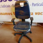 LOTE 473 - 01 CADEIRA ESTOFADA C/ BRAÇO. (NO ESTADO) ATENÇÃO! FAZER A VISITAÇÃO ANTES DE ARREMATAR, NÃO SABEMOS SE FUNCIONA. LEILÃO NÃO TEM GARANTIA E NEM DEVOLUÇÃO, SUJEITO A POSSÍVEIS AVARIAS VISÍVEIS/OCULTAS E/OU AUSÊNCIA DE COMPONENTES.