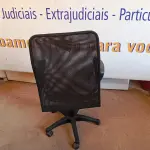 LOTE 477 - 01 CADEIRA ESTOFADA C/ BRAÇO. (NO ESTADO) ATENÇÃO! FAZER A VISITAÇÃO ANTES DE ARREMATAR, NÃO SABEMOS SE FUNCIONA. LEILÃO NÃO TEM GARANTIA E NEM DEVOLUÇÃO, SUJEITO A POSSÍVEIS AVARIAS VISÍVEIS/OCULTAS E/OU AUSÊNCIA DE COMPONENTES.