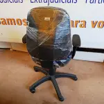 LOTE 501 - 01 CADEIRA ESTOFADA C/ BRAÇO. (NO ESTADO) ATENÇÃO! FAZER A VISITAÇÃO ANTES DE ARREMATAR, NÃO SABEMOS SE FUNCIONA. LEILÃO NÃO TEM GARANTIA E NEM DEVOLUÇÃO, SUJEITO A POSSÍVEIS AVARIAS VISÍVEIS/OCULTAS E/OU AUSÊNCIA DE COMPONENTES.