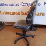 LOTE 509 - 01 CADEIRA ESTOFADA S/ BRAÇO. (NO ESTADO) ATENÇÃO! FAZER A VISITAÇÃO ANTES DE ARREMATAR, NÃO SABEMOS SE FUNCIONA. LEILÃO NÃO TEM GARANTIA E NEM DEVOLUÇÃO, SUJEITO A POSSÍVEIS AVARIAS VISÍVEIS/OCULTAS E/OU AUSÊNCIA DE COMPONENTES.