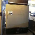 LOTE 339 - 01 ESTUFA PARA A ESTERILIZAÇÃO MARCA FAME E 01 FRIGOBAR MARCA CONSUL. (NO ESTADO) ATENÇÃO! FAZER A VISITAÇÃO ANTES DE ARREMATAR, NÃO SABEMOS SE FUNCIONA. LEILÃO NÃO TEM GARANTIA E NEM DEVOLUÇÃO, SUJEITO A POSSÍVEIS AVARIAS VISÍVEIS/OCULTAS E/OU AUSÊNCIA DE COMPONENTES.