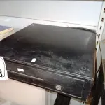LOTE 378 - 01 CAIXA REGISTRADORA. (NO ESTADO) ATENÇÃO! FAZER A VISITAÇÃO ANTES DE ARREMATAR, NÃO SABEMOS SE FUNCIONA. LEILÃO NÃO TEM GARANTIA E NEM DEVOLUÇÃO, SUJEITO A POSSÍVEIS AVARIAS VISÍVEIS/OCULTAS E/OU AUSÊNCIA DE COMPONENTES.
